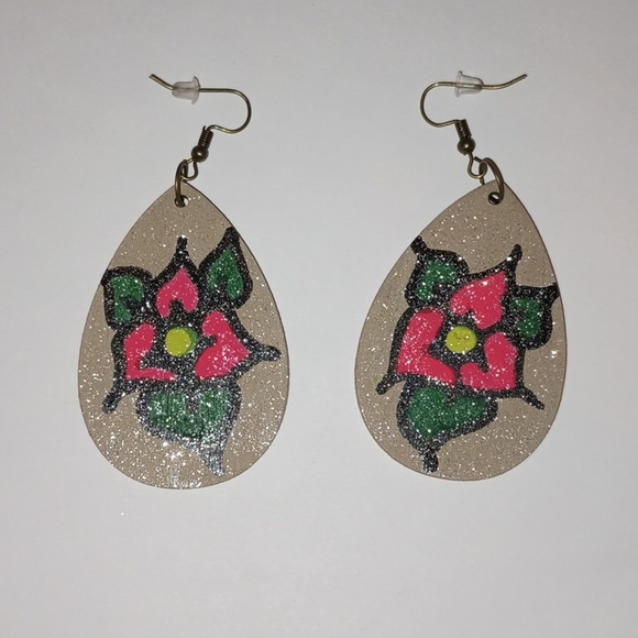 Hand Painted floral earrings . - Picture 3 of 4